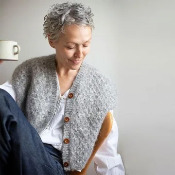 Элегантный жилет рельефным узором спицами Leander Cardi Vest - Вяжи.ру