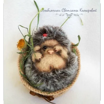 Ежонок в корзинке