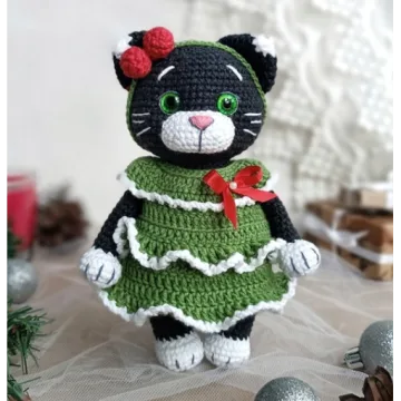 Кошечка Луми в костюме елочки