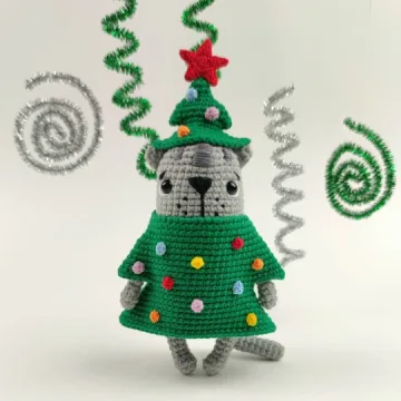 Котик в костюме елки