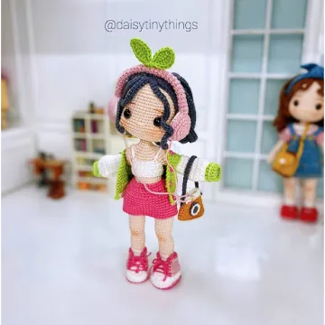 Кукла Джинни в наушниках