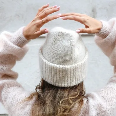 Простая шапка с трехслойным отворотом вязаная спицами резинкой Sky High - Leeni Hoimela Urban Knit