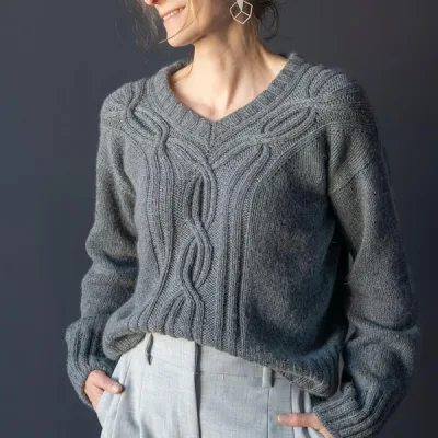 Пуловер с косой вдоль V--горловины Sylvan Sweater - Aneta Bleyer