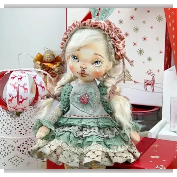 Роспись лица маленькой куклы