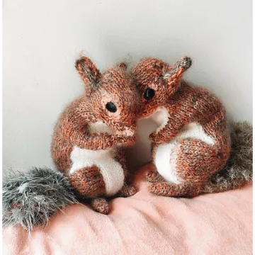 Вязаная спицами белка Red Squirrel - Claire Garland