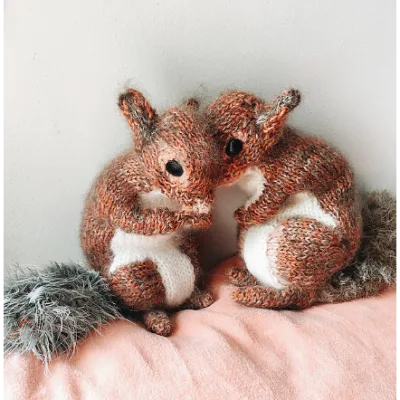 Вязаная спицами белка Red Squirrel - Claire Garland