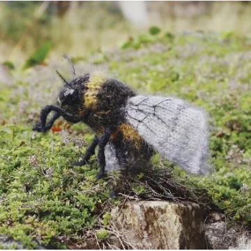 Вязаная спицами пчела Bees are beautiful - Claire Garland