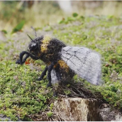 Вязаная спицами пчела Bees are beautiful - Claire Garland
