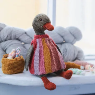 Вязаная спицами утка Nanna the Lady Duck - Cinthia Vallet