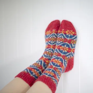 Вязаные спицами жаккардовые носки Fittygomash - Kate Davies Designs