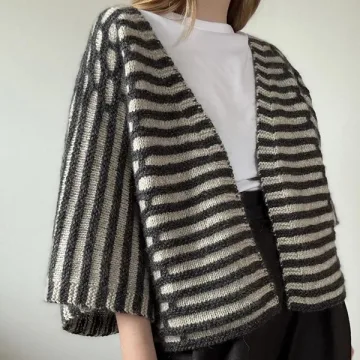 Вязаный спицами эффектный текстурный жакет-кейп Virginia - Aegyoknit