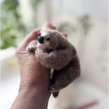Вязаный спицами ленивец Sloth - Claire Garland