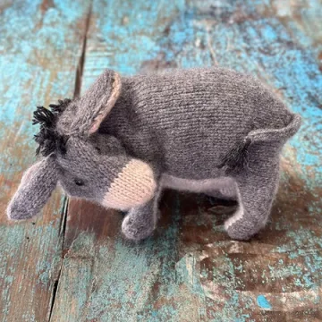 Вязаный спицами ослик Иа Eeyore - Claire Garland