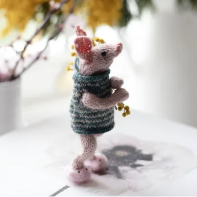 Вязаный спицами пятачок Piglet Doll - Claire Garland