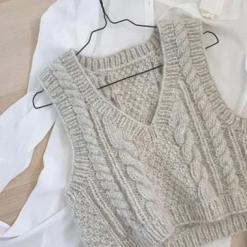Вязаный жилет с косами Fridagsvest v-hals - Aftenstrikk